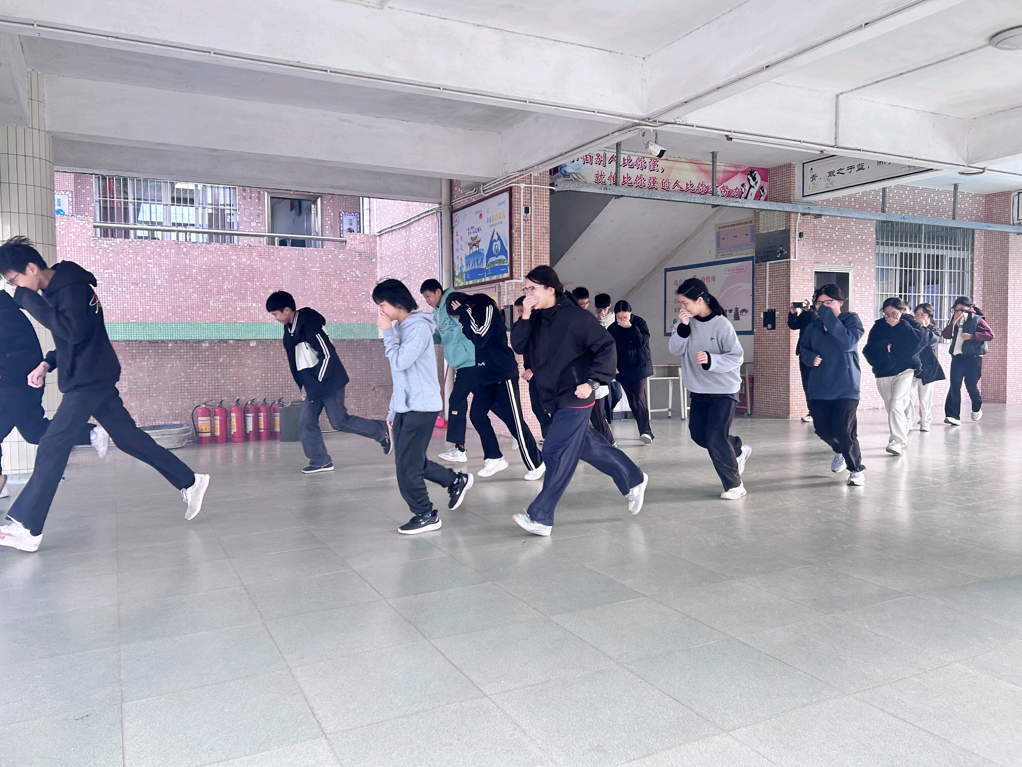 新兴县蚕岗中学以练促防筑平安