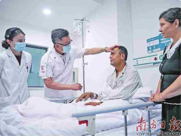 中山大学附属喀什医院,医生正在为病人看诊。南方日报记者 张令 卢逸轩 摄