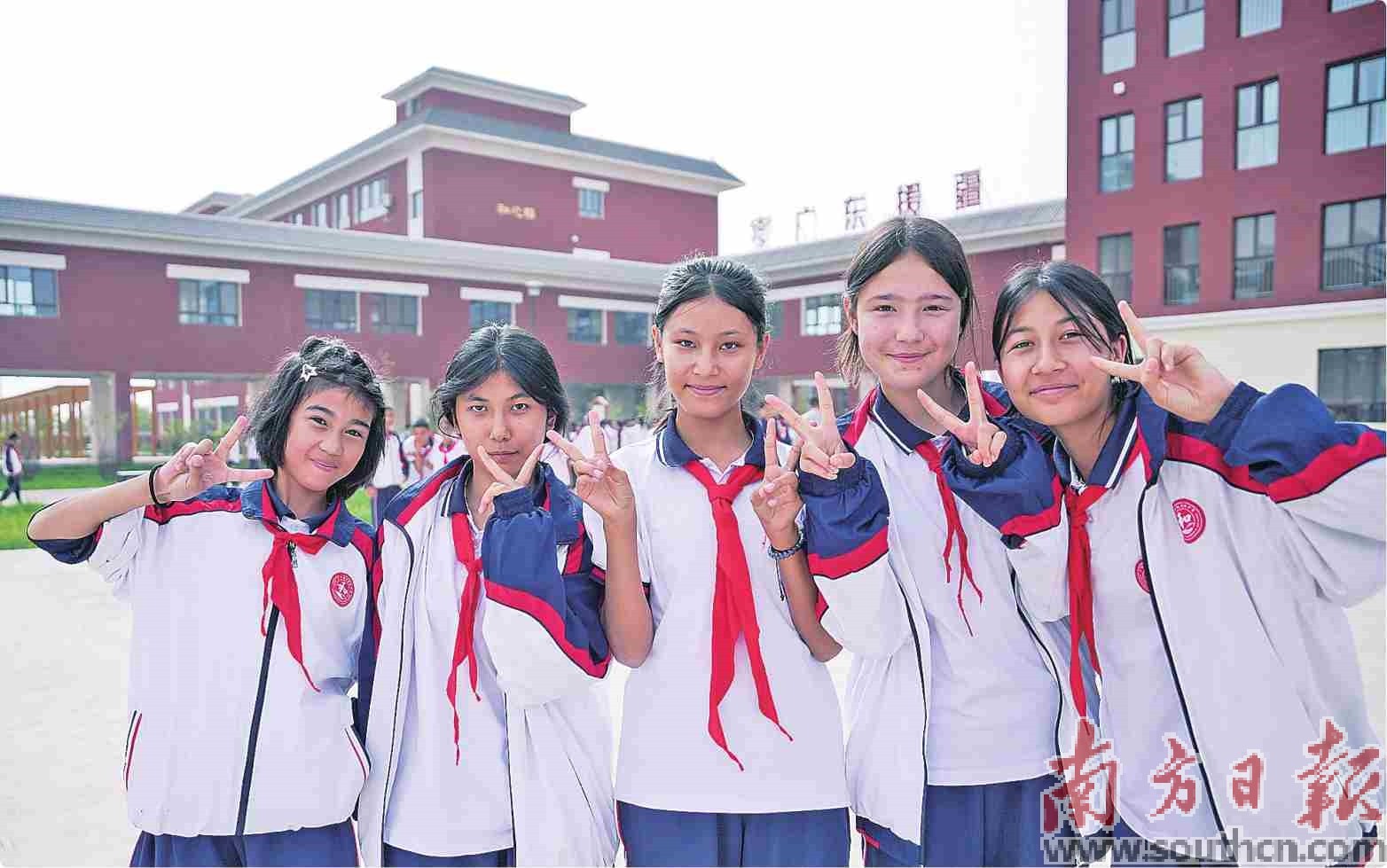 疏附县广州新城实验中学的首批新生已顺利入读。南方日报记者 张令 卢逸轩 摄