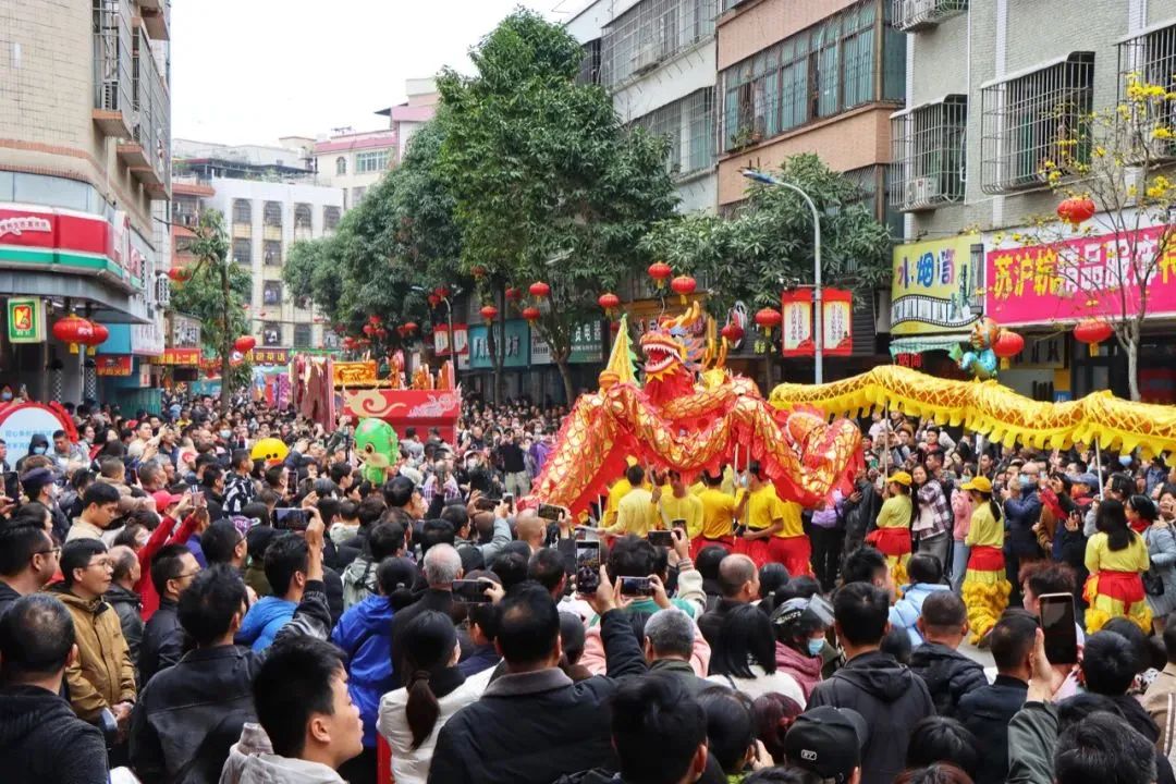 2月26日上午，湛江市赤坎区百姓村举办年例巡游，湛江起舞村中街道上挤满了人