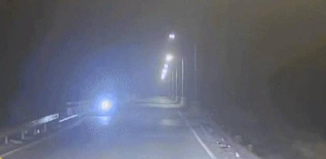 黄福林发现桥断之后，立即打开摩托车双闪示警。