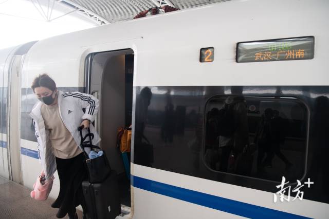 一列由武汉开往广州的高铁停靠在广州南站。