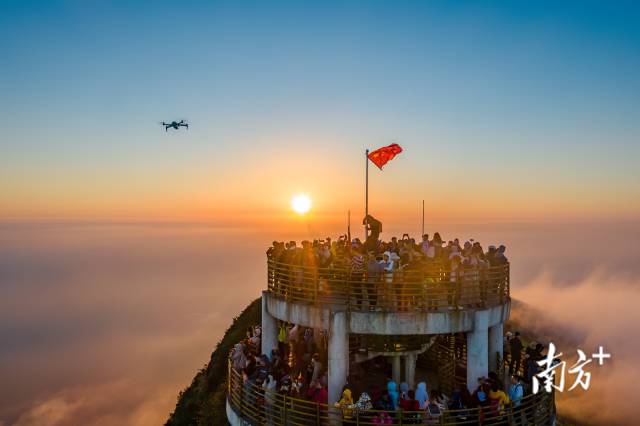 10月4日，国庆假期，梅州丰顺铜鼓峰吸引众多游客前来欣赏日出云海。渔夫 摄