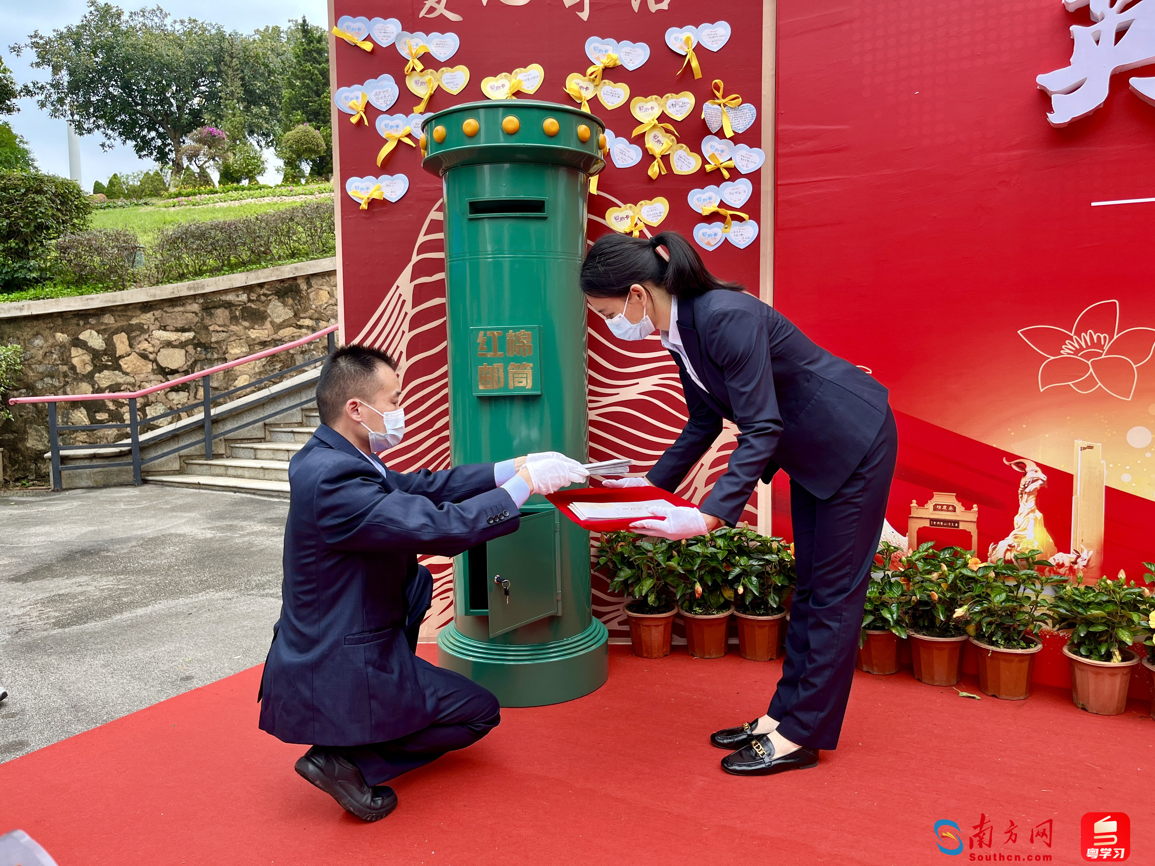  工作人员将“红棉邮筒”的信件拿出