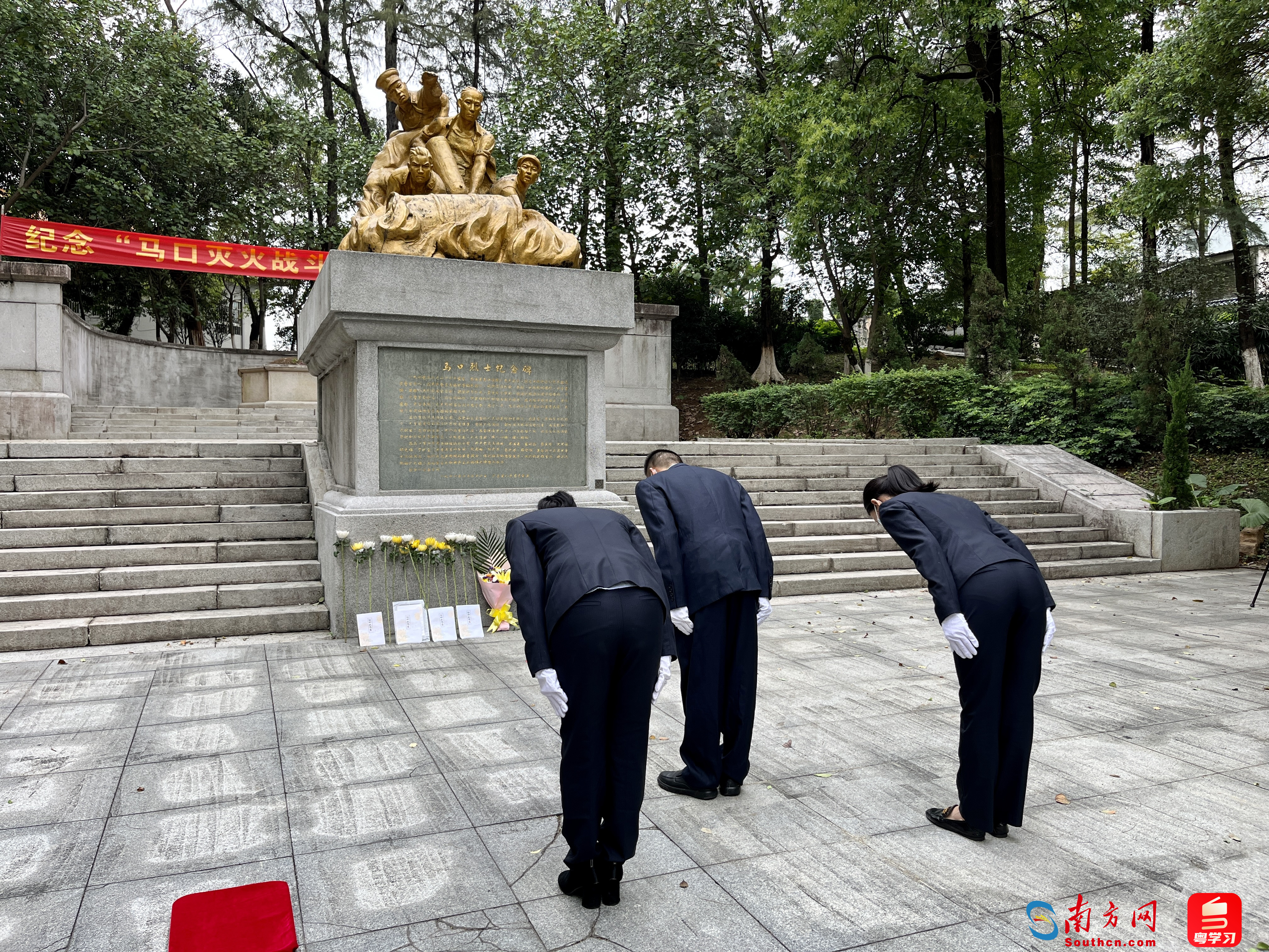  工作人员将信件及鲜花奉送到先烈墓前