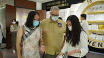 外国“网红”在横琴感知走向世界的中医药文化 外国“网红”在横琴感知走向世界的中医药文化