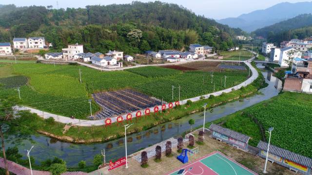 梅州市平远县仁居镇社南村从昔日的省定贫困村蜕变为新农村示范村。