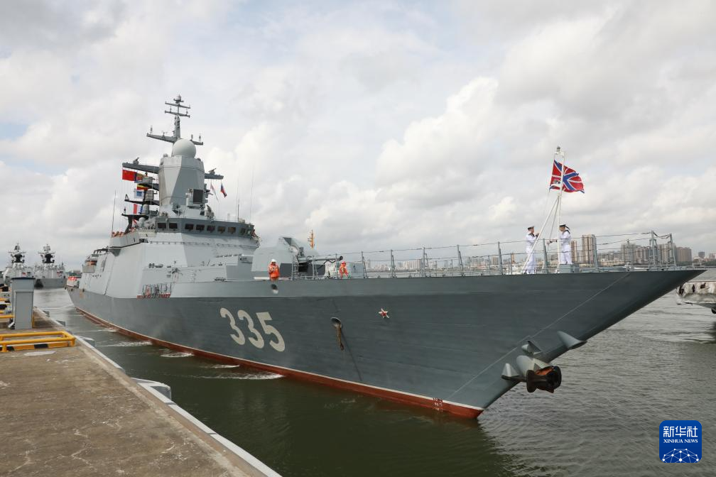 7月15日,俄响亮号护卫舰正在离港