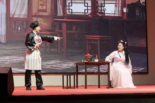 广东省戒毒所带来小品表演。