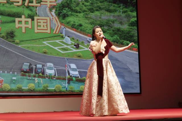 汪幸演唱《我爱你，中国》。