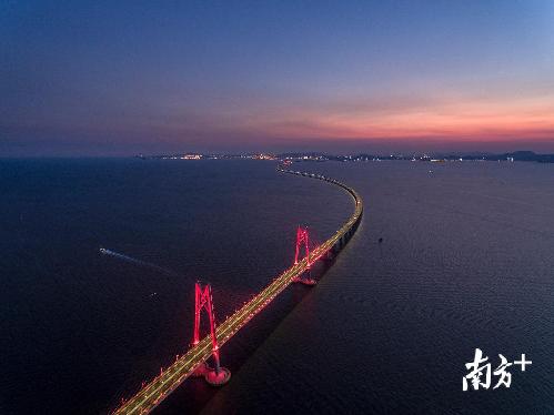 △2018年5月22日，傍晚时分，港珠澳大桥“中国结”双塔亮起了中国红颜色。