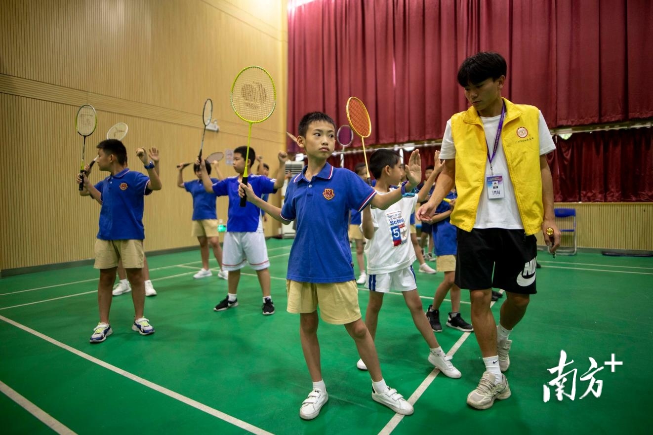 广州市越秀区小北路小学授课点的孩子们在上羽毛球课。