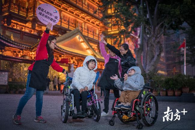△2月25日，慈善庙会结束后，翟进在北京路大佛寺前即兴起舞，一起做公益的小伙伴也纷纷加入进来。