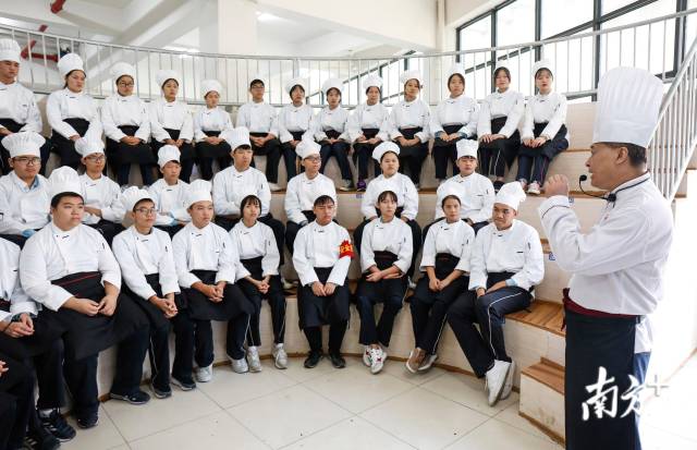 中山技师学院烹饪专业的学生在学习理论知识。 南方日报记者 叶志文 摄