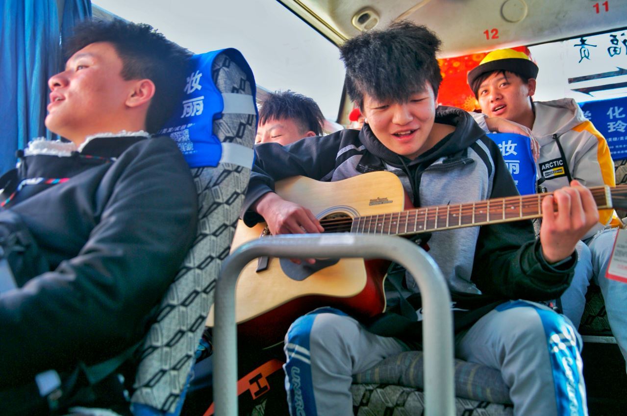开往贡山县的中巴车上，巴澳胜伴着老乡的吉他唱起怒江民歌。