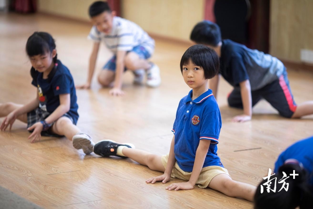 广州市越秀区小北路小学授课点的孩子们在上街舞课。