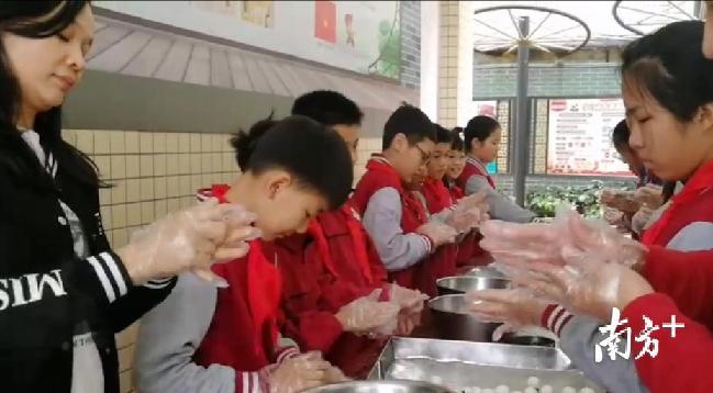 广州市荔湾区文昌小学师生做汤圆。