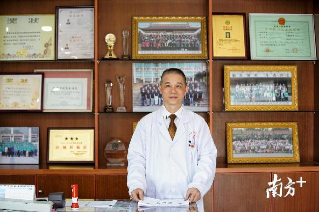 罗寿华父亲罗福安的“全国优秀乡村医生”荣誉证书被仔细裱好，放在诊室内