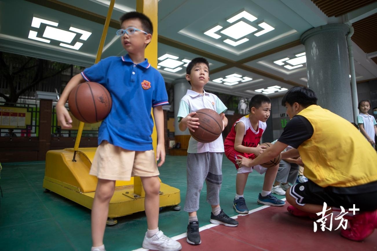 广州市越秀区小北路小学授课点的孩子们在上篮球课。