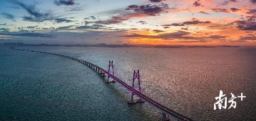 △2018年7月18日，满天红霞，亮灯后的港珠澳大桥跨立在伶仃洋上，进入通车前的最后准备。