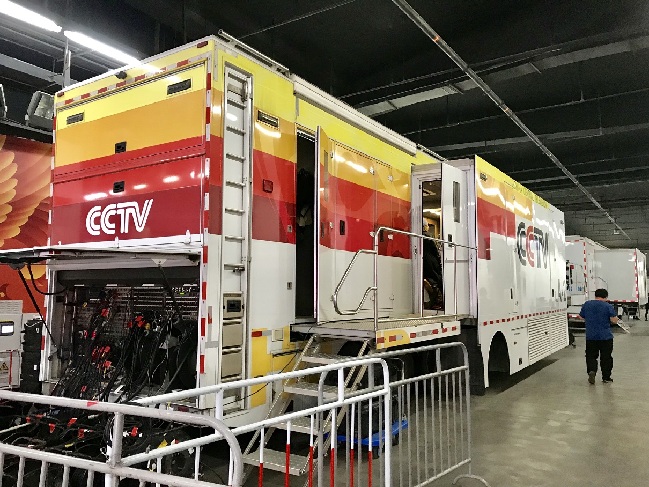 这是对亚洲文化嘉年华进行全球直播的转播车.