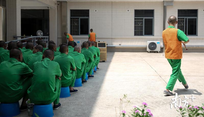 每天早上9时,戒毒人员阿东会带着小组成员准时出现在省二戒所内的操场