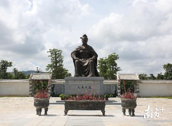 茂名市冼太夫人故里冼夫人铜像。
