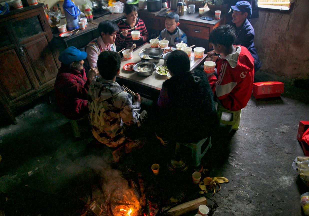独龙族群众聚会喜吃各式炖菜，巴澳胜从县城买来的猪肘派上了用场。