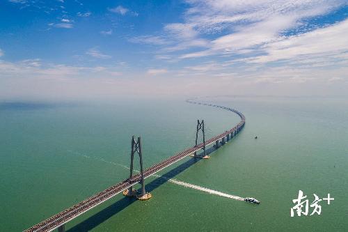 △中国结双塔位于青州航道，主塔高度达163米，是港珠澳大桥跨度最大、主塔最高的通航孔桥。