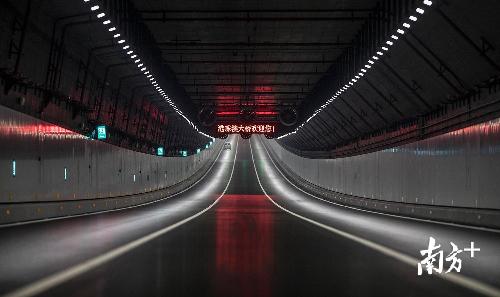 △海底隧道全长6.7公里，是世界最长的公路沉管隧道和唯一的深埋沉管隧道，也是我国第一条外海沉管隧道。