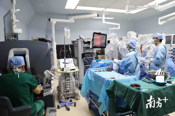 医生操作手术机器人隔空取瘤