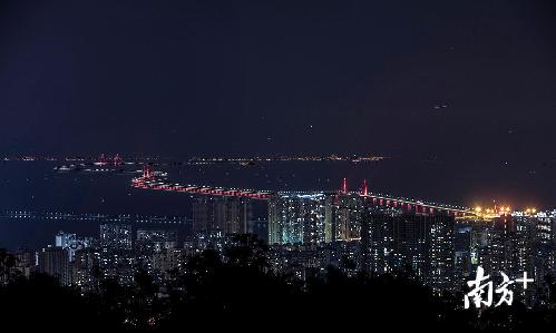 △一桥三地，夜晚的灯光璀璨夺目，随着港珠澳大桥的通车，从香港到珠海的车程只需半小时。