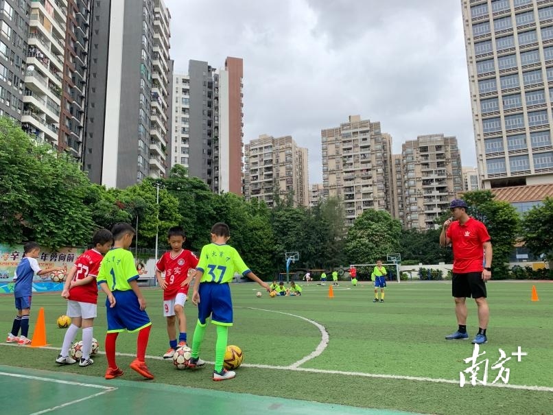 海珠区宝玉直实验小学本校的足球特色课程。
