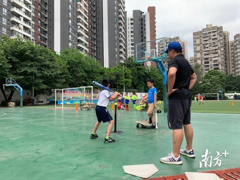 海珠区宝玉直实验小学的棒球特色课程。