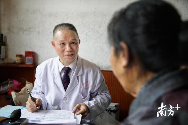 罗寿华下乡为签约了家庭医生服务的村民们上门测空腹血糖、量血压