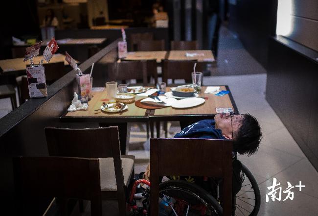 △在外吃完晚饭，翟进艰难地从椅子上挪回轮椅，生活的不便是他现阶段最主要的困惑。