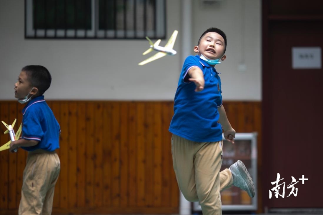 广州市越秀区小北路小学授课点的孩子们在上航天模型课。