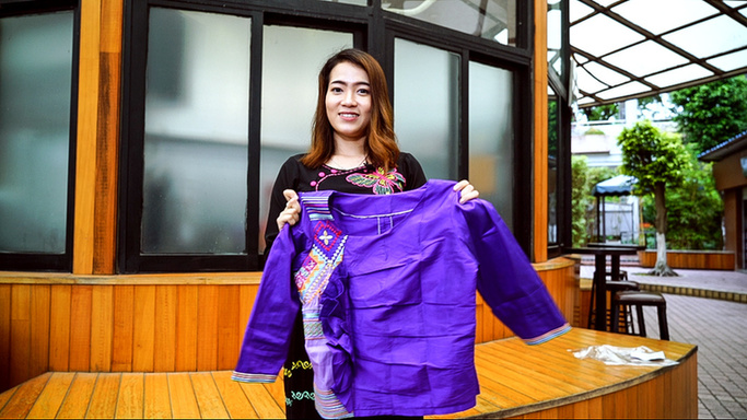 苏雪蓉展示缅甸服装。