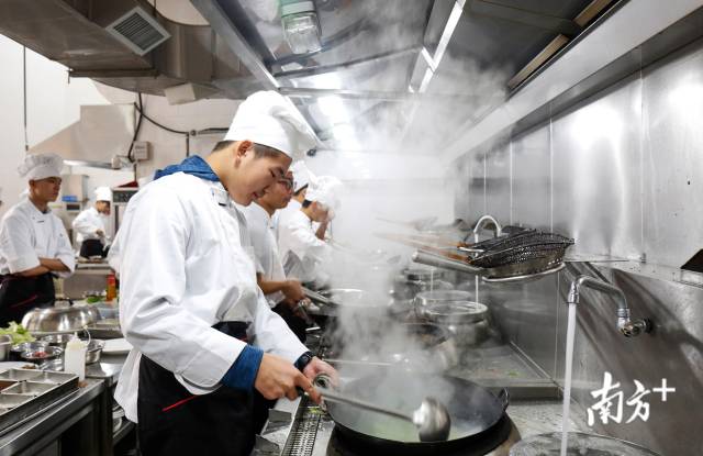 学生在厨房进行实操训练。 南方日报记者 叶志文 摄