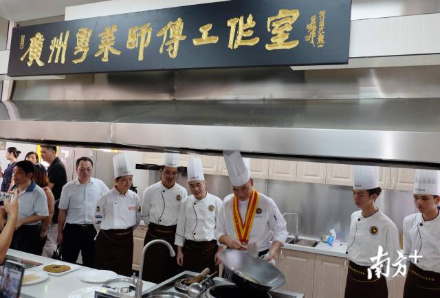 粤菜大师在现场给旅游商务职业学校学生展示厨艺。南方日报记者 符超军 实习生徐杰 摄