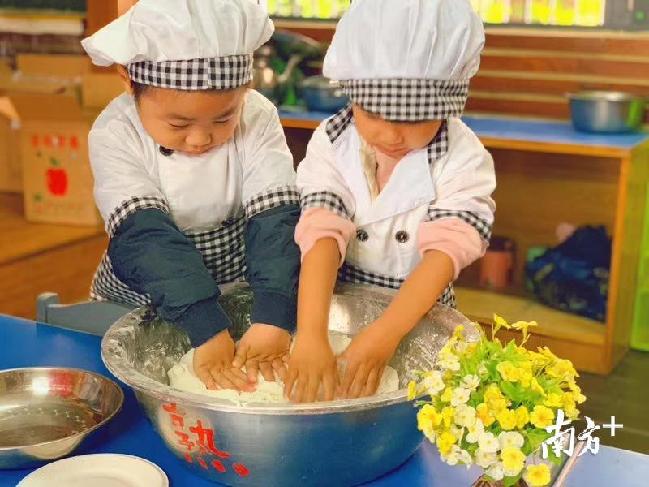 广雅幼儿园孩子做汤圆。