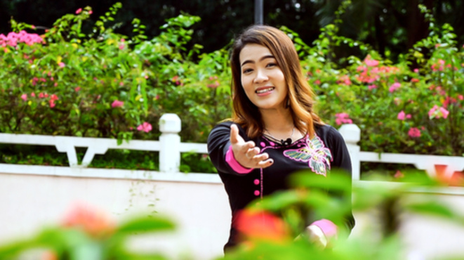 苏雪蓉唱起偶像周杰伦的歌曲《青花瓷》。