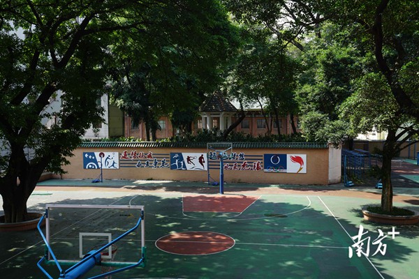 广州市第十三中学。