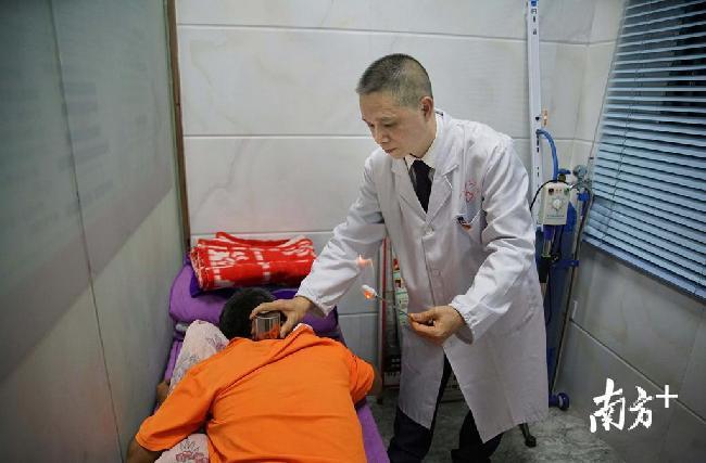 罗寿华自费赴北京、湖南的医学院校学习，把中医适宜技术带回了村里