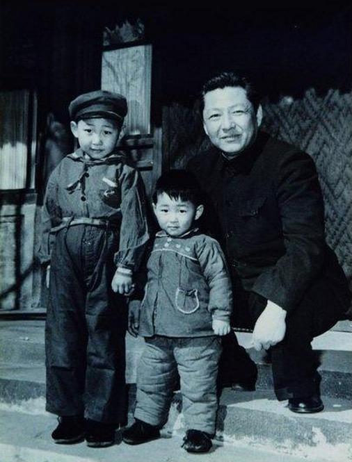 1958年，习仲勋与儿子习近平、习远平在一起。