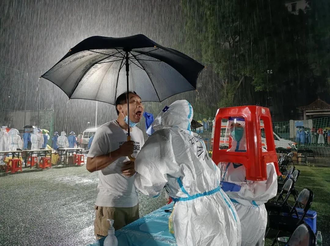 小强快评 暴雨下的广州 这些抗疫情景