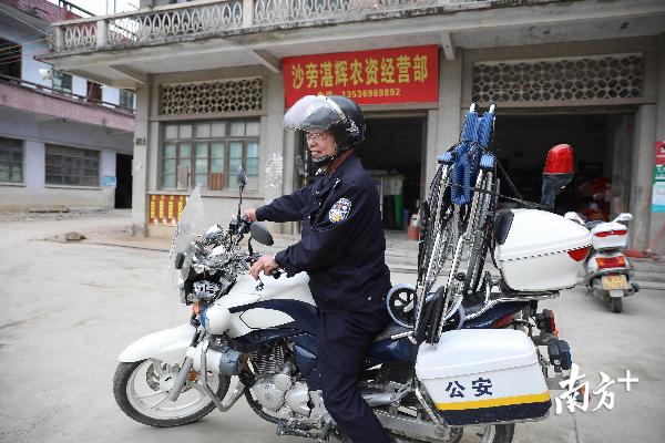 聂桂清手绘的“人口信息登记簿”。