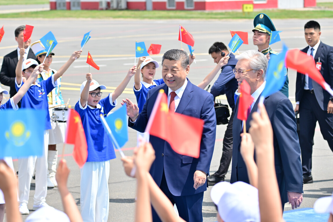 　　△当地时间6月16日中午，国家主席习近平乘专机抵达阿斯塔纳，应哈萨克斯坦共和国总统托卡耶夫邀请，出席第二届中国—中亚峰会。这是习近平主席向欢迎人群挥手致意。