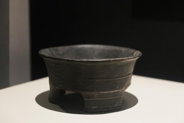 陶三足盘 夏 河南偃师灰咀遗址出土 河南博物院藏