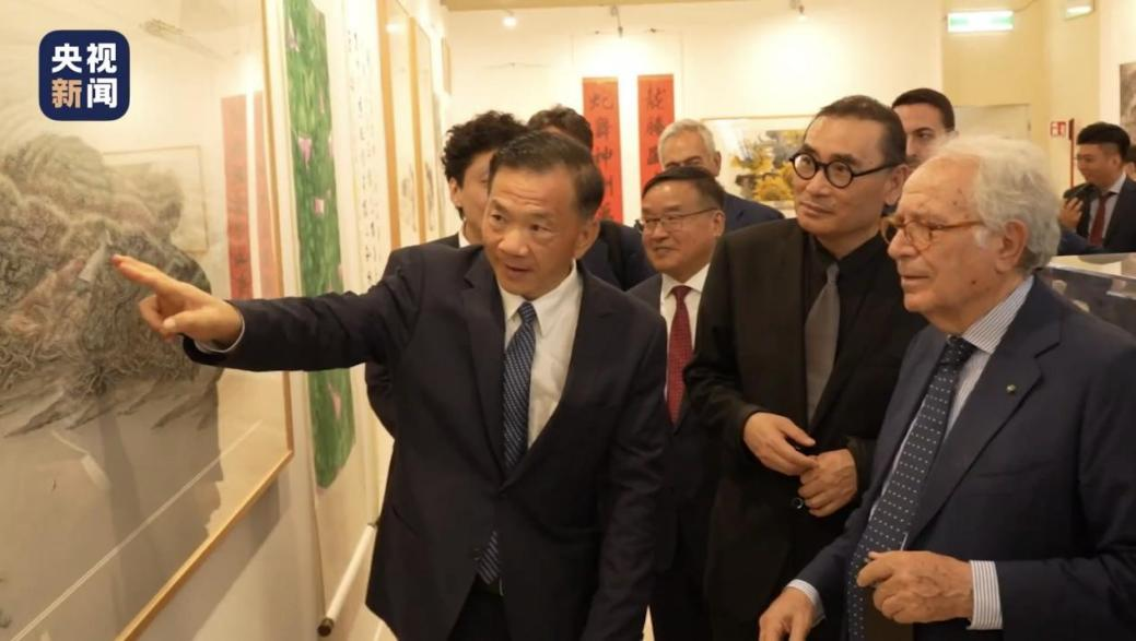 总台台长向意大利克拉斯传媒集团首席执行官帕内拉等外宾讲解陈金章《海洋森林》